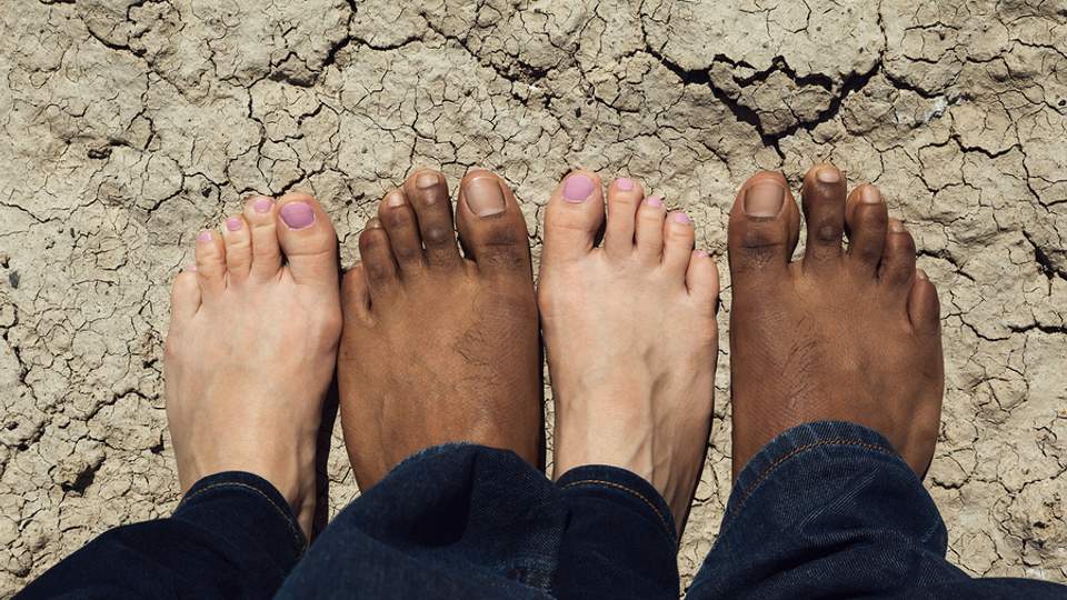 Blote voeten op de grond - nl